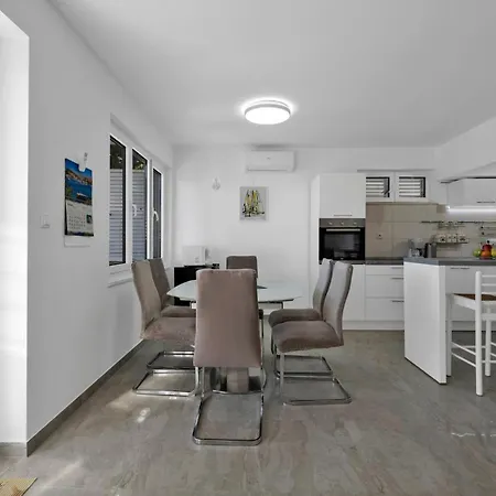Four-bedroom In Nyaraló Rogoznica