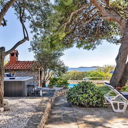 Four-bedroom In بيت للعطل